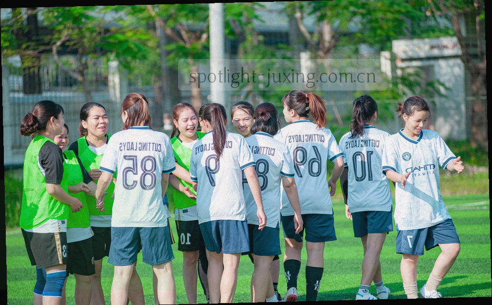 上下两条路径对比示意图，上线为五段折线，下线为两段直线，缩短后的路径用霓虹青标出